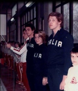 23 dicembre 1972. Michele Garufi, Alessandra Finesso e Riccardo Targetti, primi nazionali della Nuotatori Milanesi, all’inaugurazione della piscina di Rozzano Impianto dedicato al padre di Targetti, morto durante la costruzione.