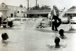 Il proprietario del Monson Motor Lodge getta acido muriatico in acqua dopo lo swim-in dei manifestanti afroamericani (getty images)