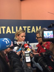 Federica Pellegrini assediata dalle televisioni