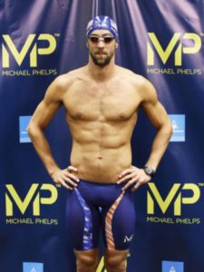 Michael Phelps nella tenuta che indosserà a Rio 2016