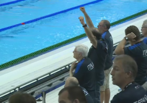 L'incitamento dei tecnici azzurri durante la 4x200 (Rai Sport)