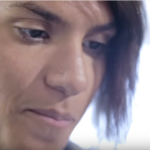 Ana Marcla Cunha osserva le immagine sul suo polso