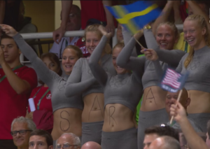 Tifose svedesi "personalizzate" per Sarah Sjostrom (Rai Sport)
