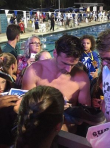 Ryan Lochte assediato dai fan per un autografo, durante un evento di beneficenza